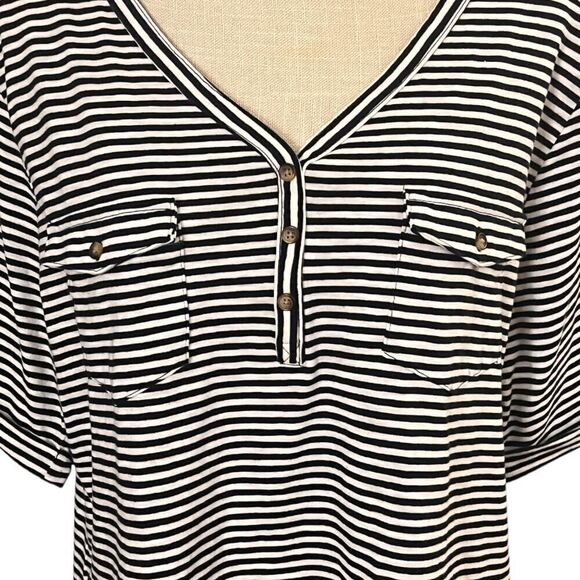 XL Croft & Barrow, 2 Pocket V Neck Tee w/ Roll Tab Sleeves, Navy Blue Striped - Picture 3 of 5